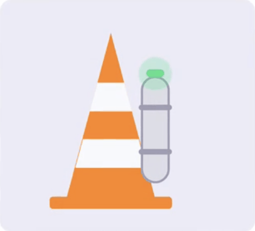 Cone de sinalização laranja com o sensor cilíndrico preso na lateral e o LED verde de status no topo.